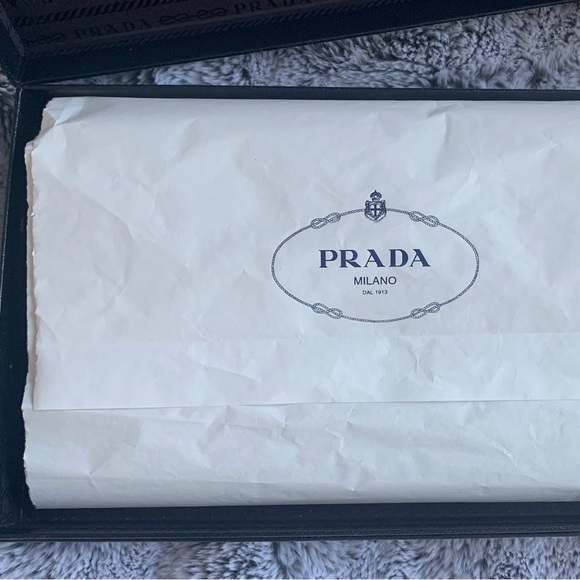 Authentic Prada wallet on chain - Picture 5 of 6